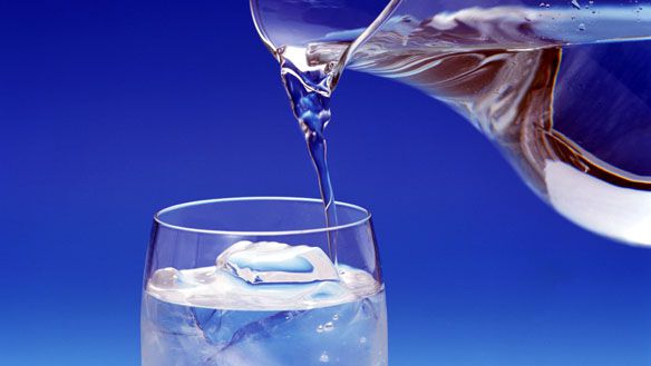 Дополнительная чашка воды в день избавит от 200 калорий