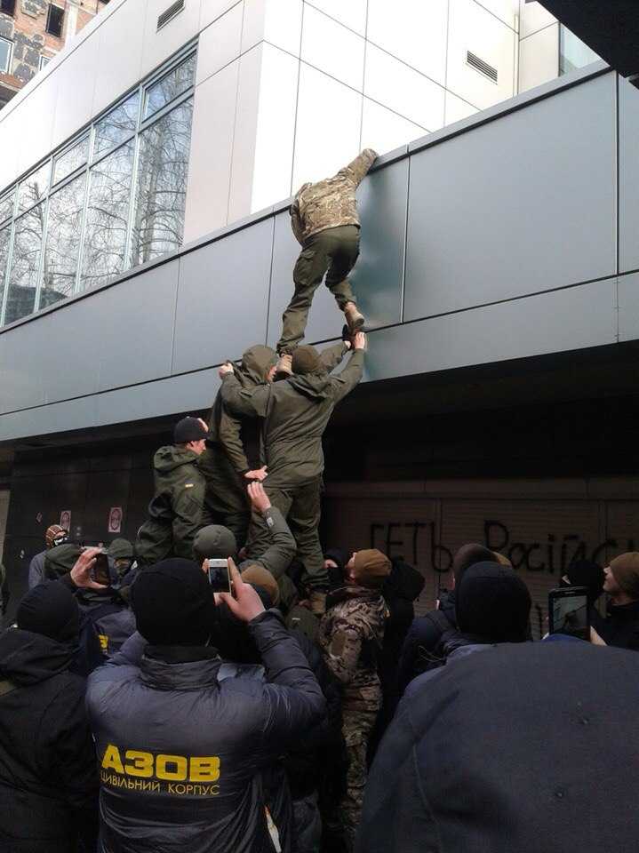 Азов заблокировал здание телеканала Интер