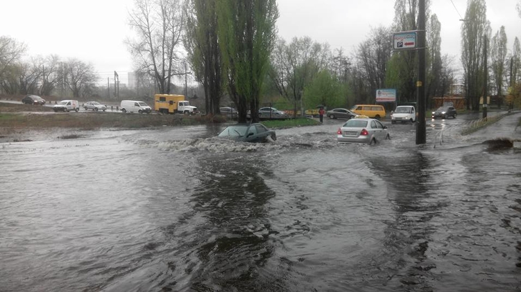 В Киеве речка Дарница вышла из берегов