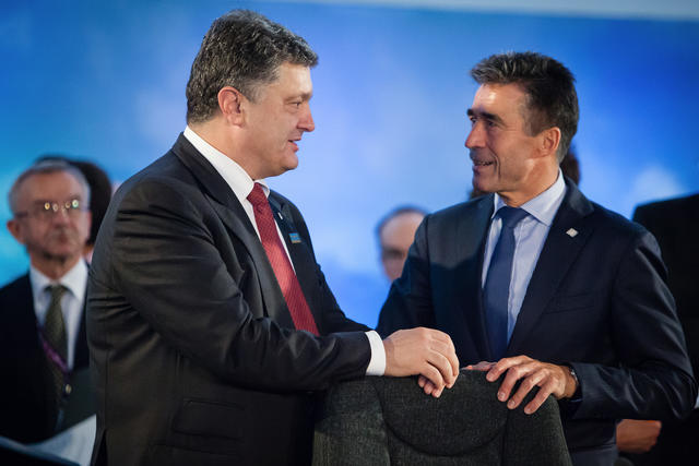 Бывший генсек НАТО назначен советником Порошенко