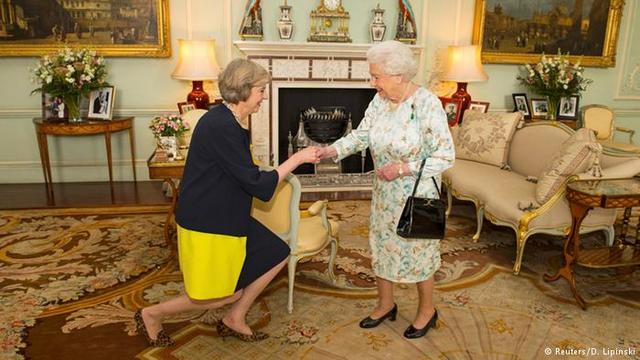 Елизавета II утвердила Терезу Мэй премьер-министром Великобритании