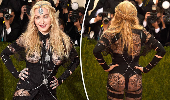 Мадонна снова шокировала откровенным нарядом