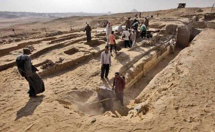 В Египте возле пирамиды нашли древний корабль